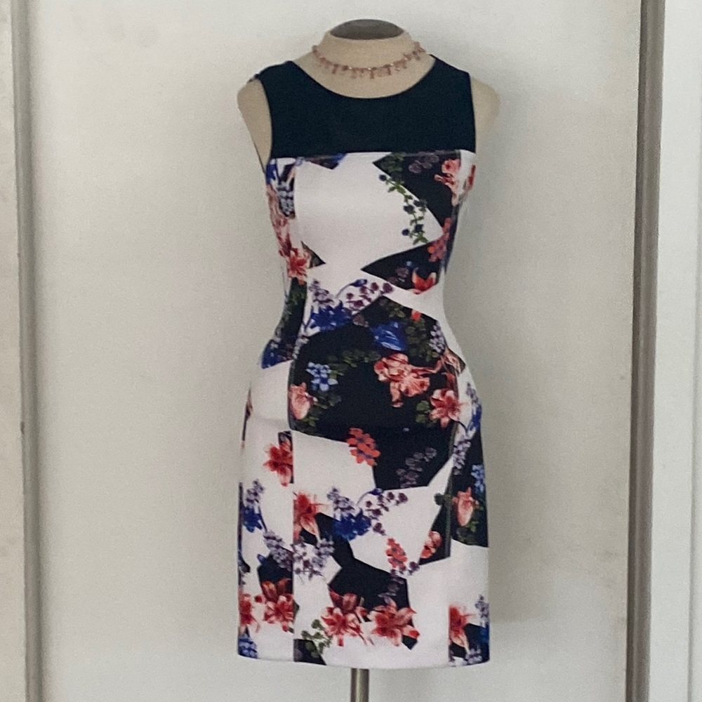 BLOW OUT SALE! Guess sleeveless floral print dress in size 0.